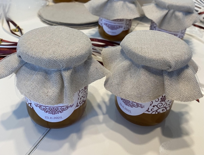 Medusbite.lv personalizētās medus dāvanu burciņas