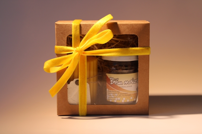 Dāvanu komplekts vaska svece un bišu maize