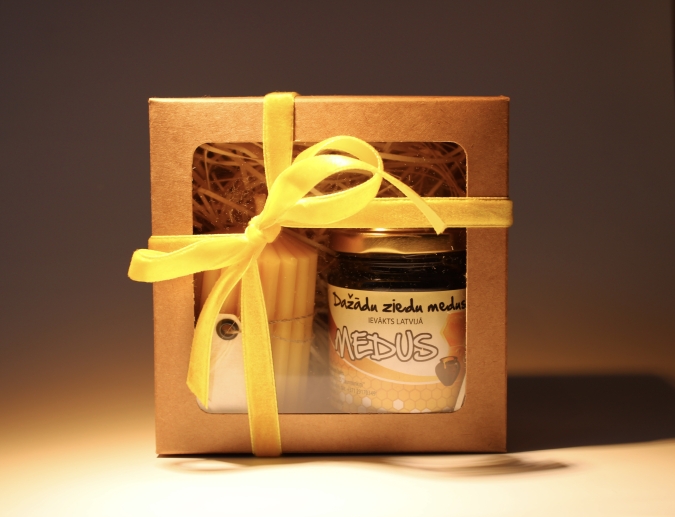 Dāvanu komplekts vaska svece un medus