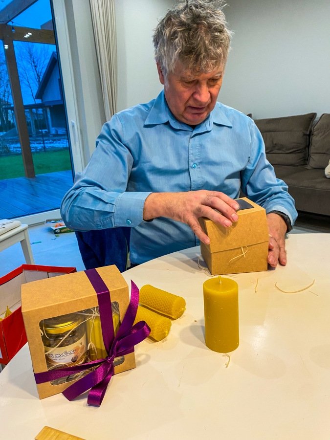 Almants Štelcs saiņojot medus dāvanu komplektus