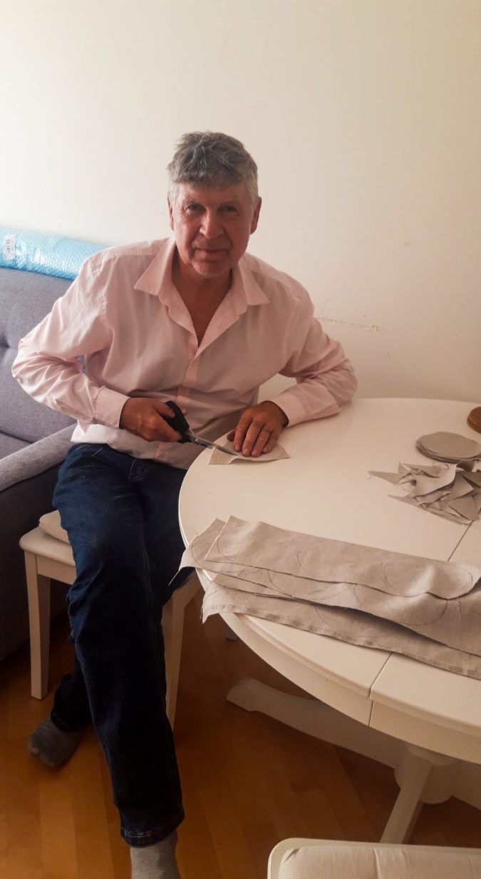 Biškopis Almants Štelcs gatavojot Medusbite.lv dāvanas kāzu viesiem.