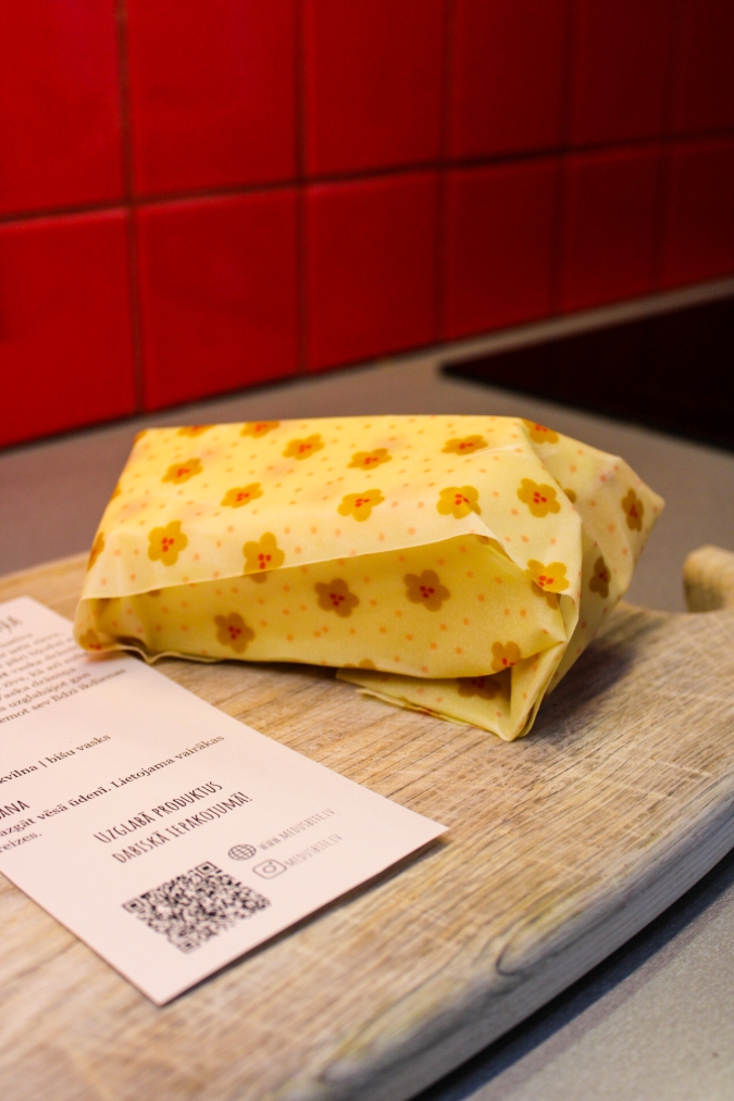 Bišu vaska drāniņā iesaiņots siers.