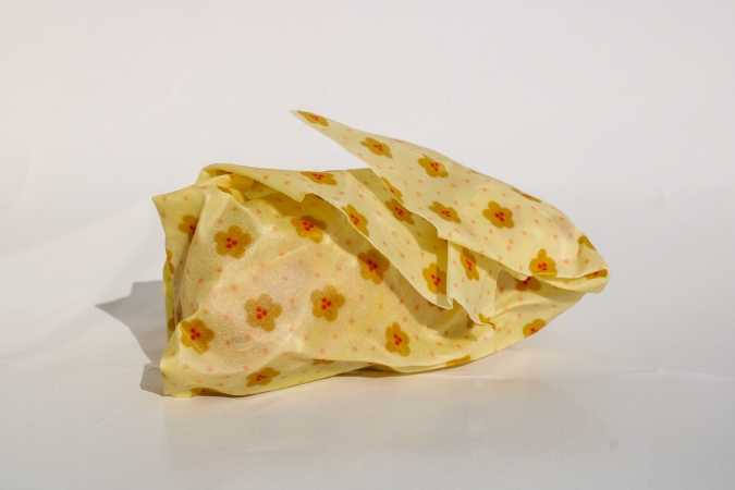 Bišu vaska drāniņā iepakots pārtikas produkts.