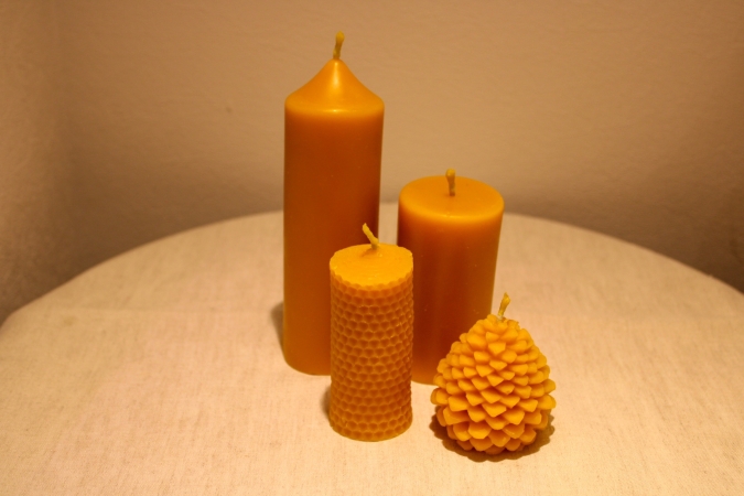 Bišu vaska sveču komplekts dažādo cilindri un bumba.