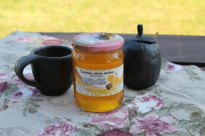 Dažādu ziedu medus 650 grami stikla burciņā. 