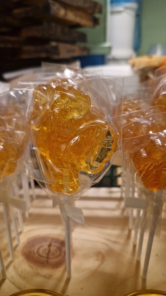 Medus cukurgailītis - konfekte uz kociņa.