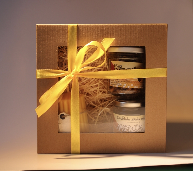 Medusbite.lv lielais dāvanu komplekts ar medu, svecīti un bišu maizi.