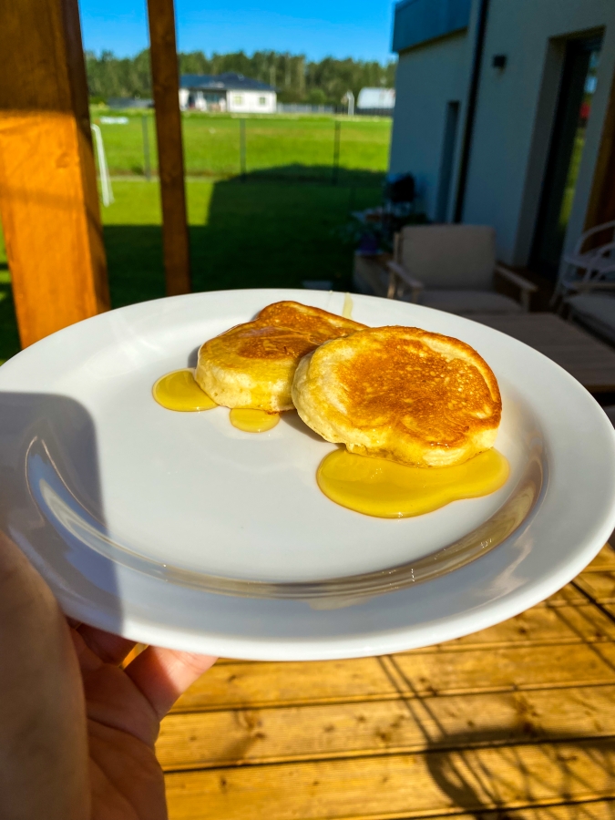 Pankūku ar medu brokastīs.