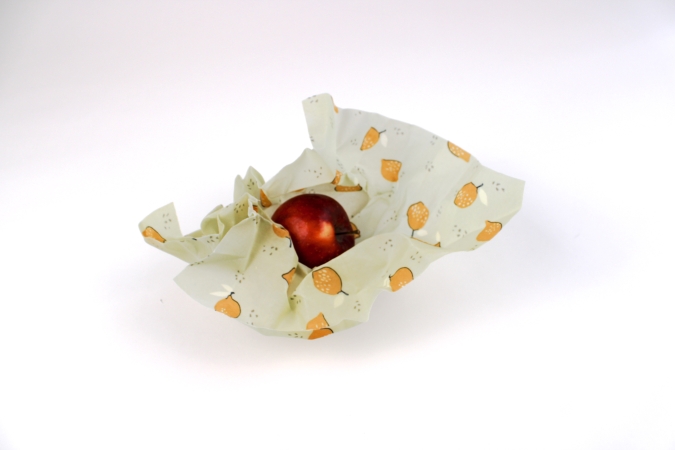 Bišu vaska drāniņa ietīts ābols.