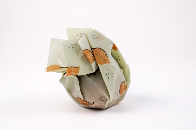 Bišu vaska drāniņā ietīts ābols.